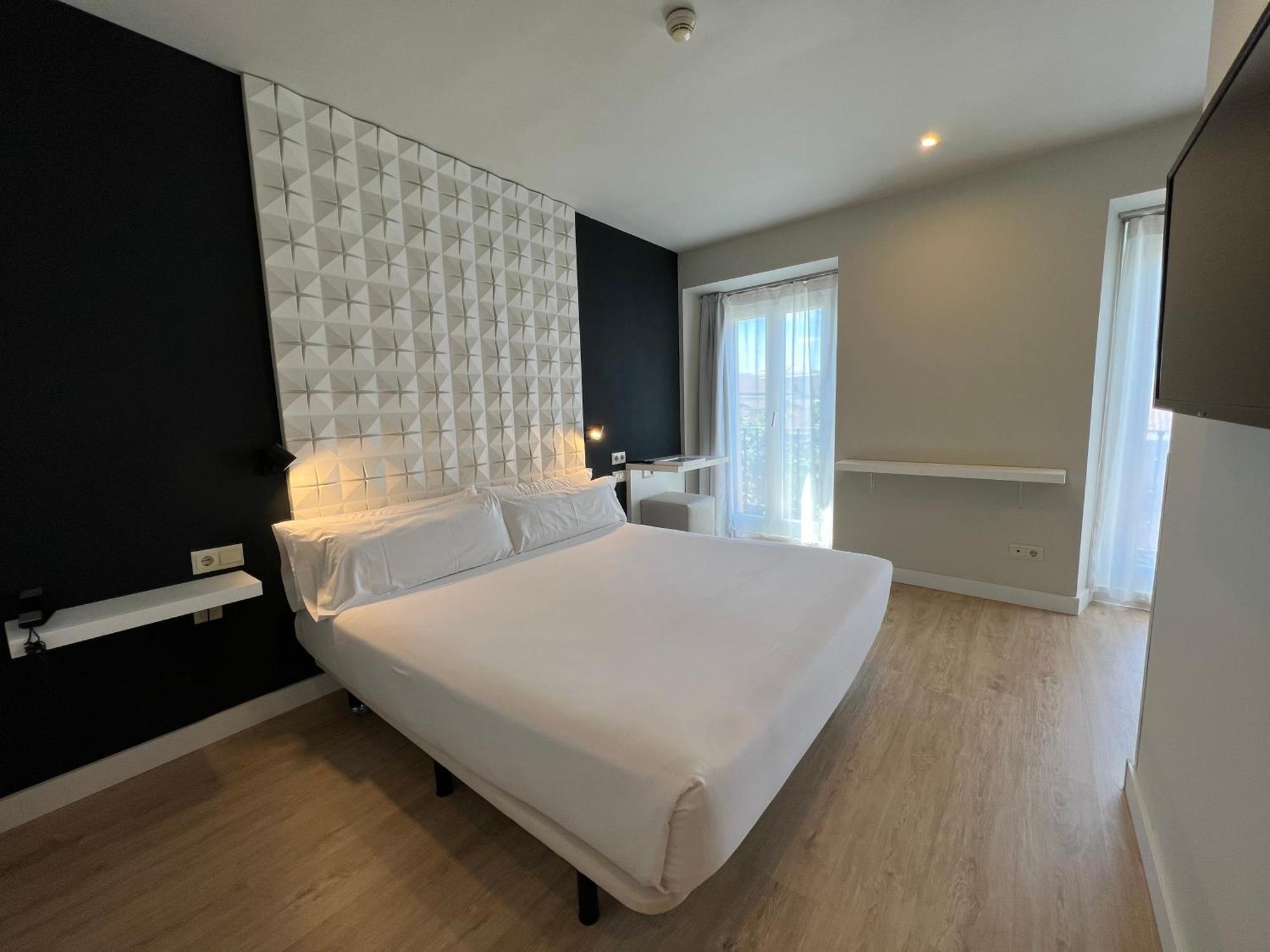 Urbansea Atocha 113 Hotel Madrid Bagian luar foto