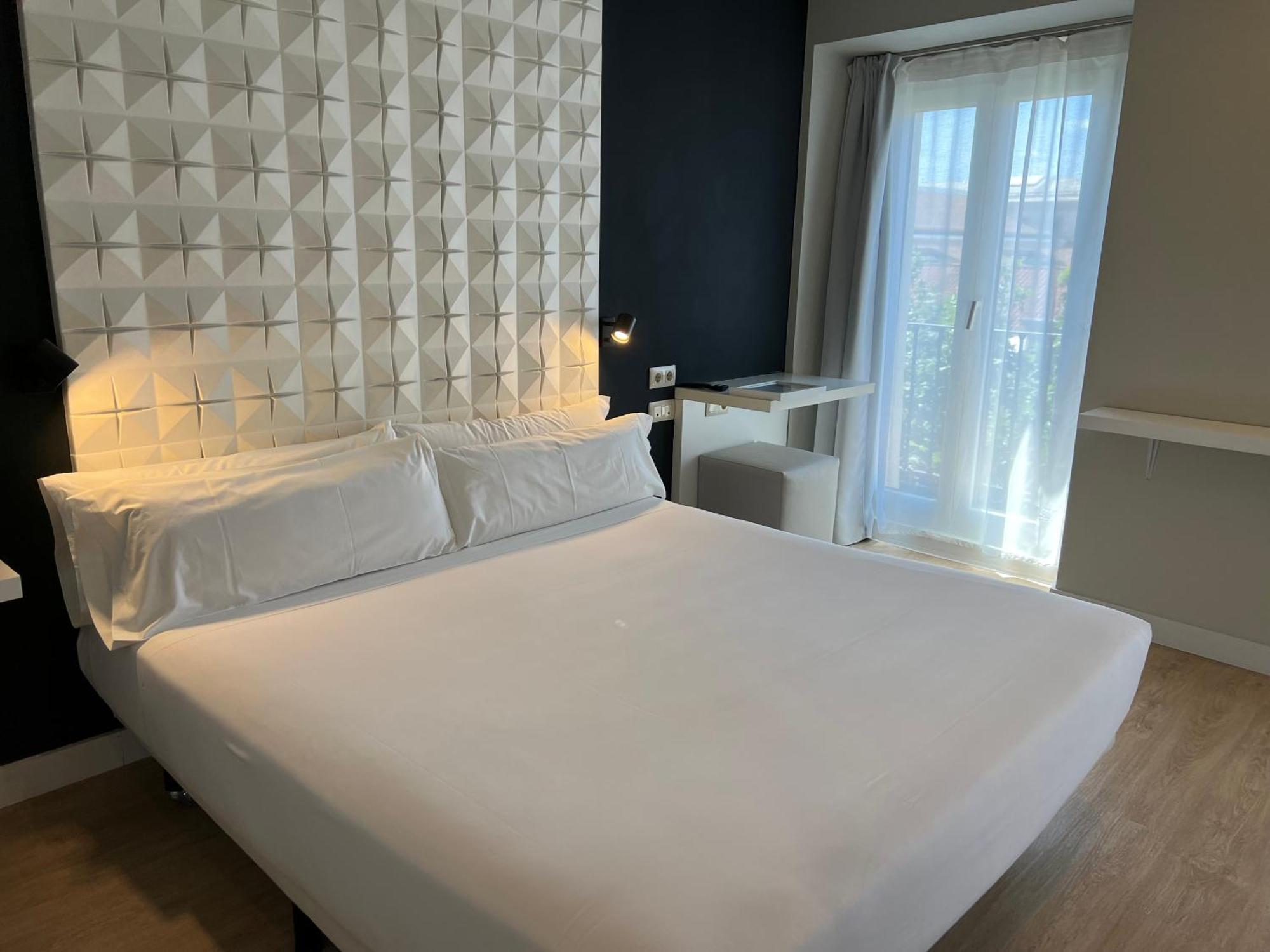 Urbansea Atocha 113 Hotel Madrid Bagian luar foto