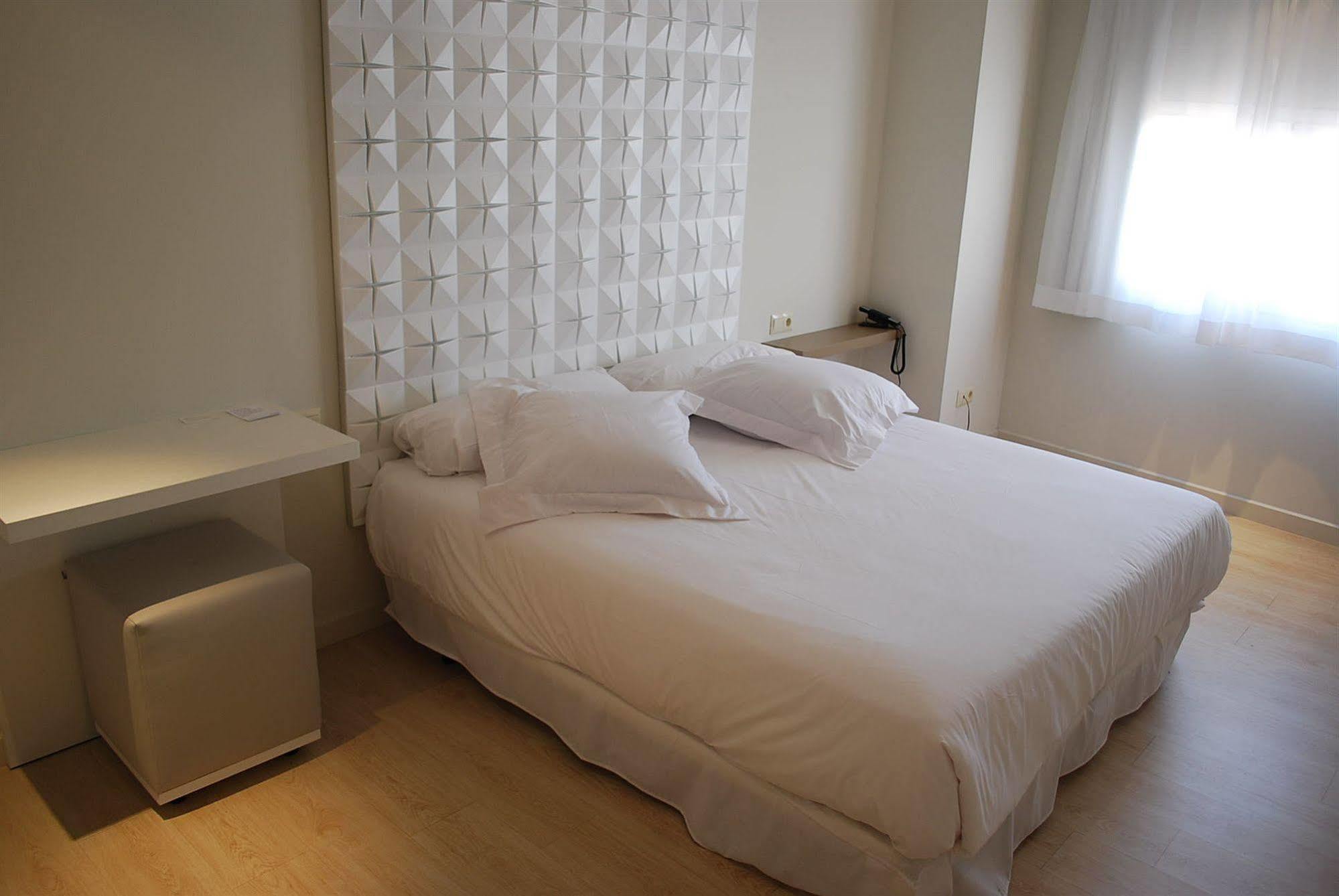Urbansea Atocha 113 Hotel Madrid Bagian luar foto